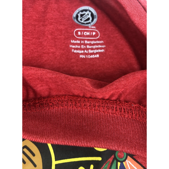 NHL Chicago Blackhawks Men's Shirt Small Red Gray 104648 Short Sleeve Hockey - Picture 8 of 8